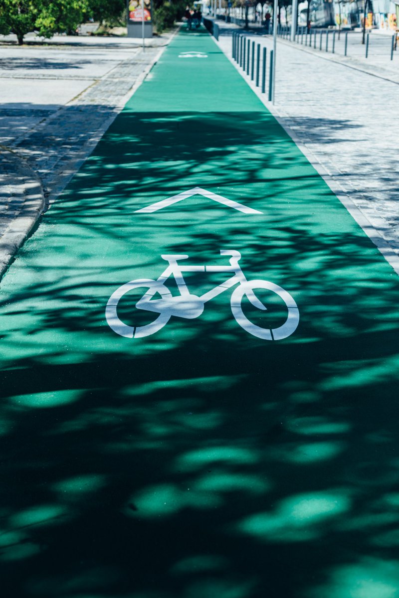 euklidiadas's tweet photo. Necesitamos una ley nacional que OBLIGUE a municipios cercanos (digamos menos de 10 km entre sus periferias) tengan al menos UN carril bici protegido que conecte sus respectivas plazas centrales de la forma más directa posible. https://t.co/T4z9WDSHjv