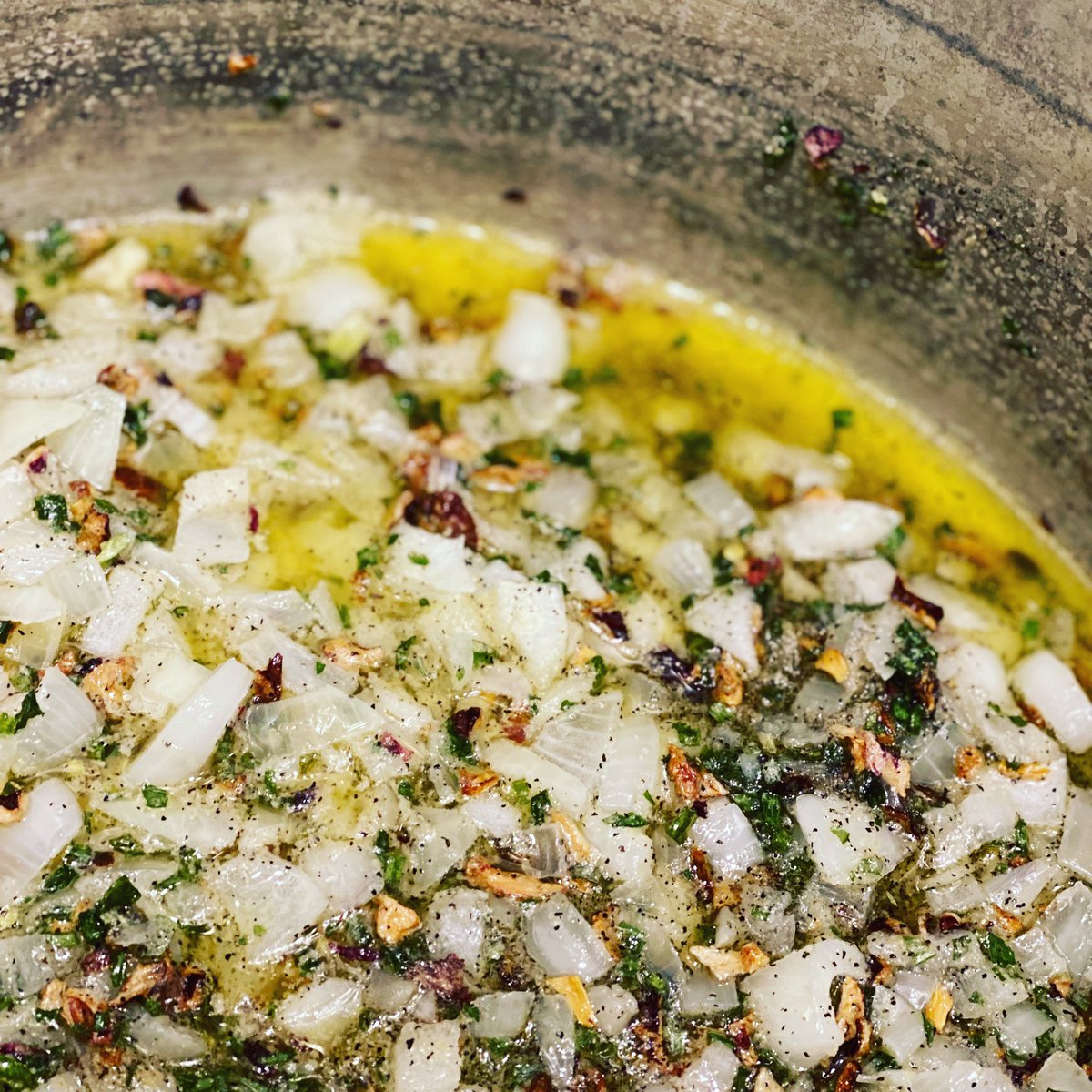 FLAVORKC1's tweet photo. Happy Natl Garlic Month! 🧄 Oh, April I knew there was a reason I loved you so! 
Beautiful onions sautéing in our Garlic Olive Oil along with our onion &amp; garlic forward signature seasoning, “Hook Me Up Sister.” What will this pot of gold grow up to be? Spoiler alert: Clam Chowder https://t.co/QJSajnBzNW