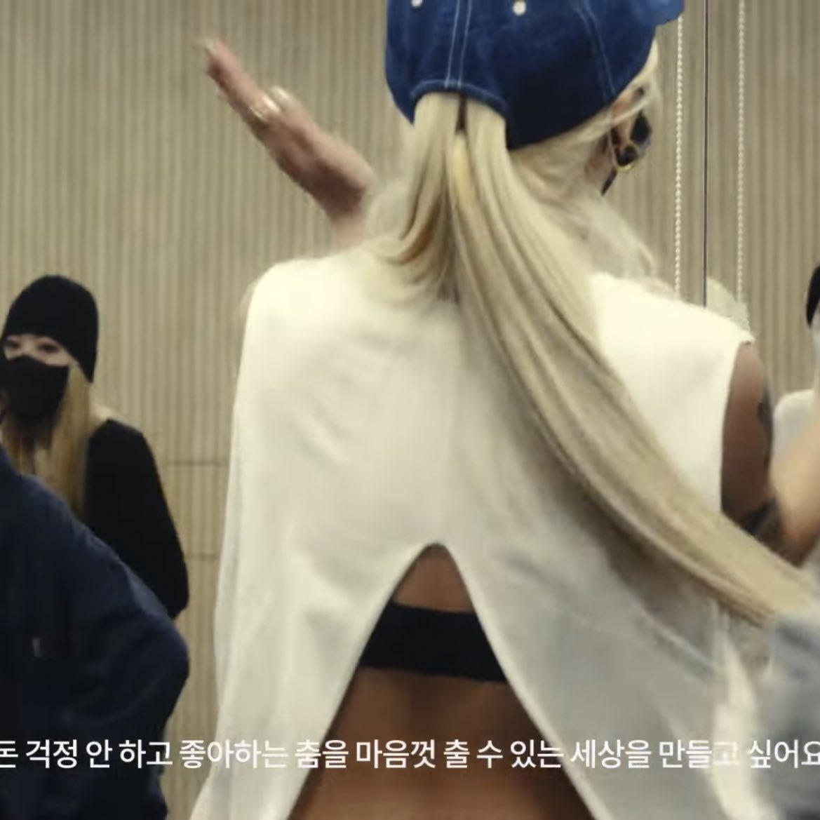 HONEY4NDBUTTER's tweet photo. 상여자특)은행캠페인광고찍는날에도평소에입던개화끈기립근자랑옷입고감 https://t.co/3OgZJRqHAA