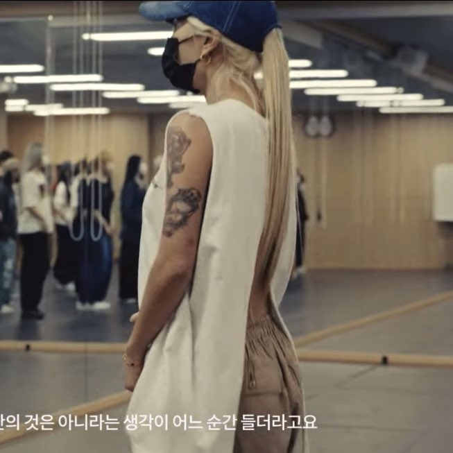 HONEY4NDBUTTER's tweet photo. 상여자특)은행캠페인광고찍는날에도평소에입던개화끈기립근자랑옷입고감 https://t.co/3OgZJRqHAA