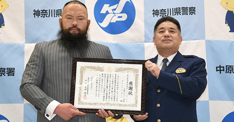 njpw1972's tweet photo. 神奈川県・中原警察署からグレート-O-カーン選手に感謝状！　

新事実も判明！ 最初は“名乗らず”立ち去ろうとしていた!?

詳細は
⇒https://t.co/5rw5DJtCqa

#njpw #オーカーン
@Great_O_Khan