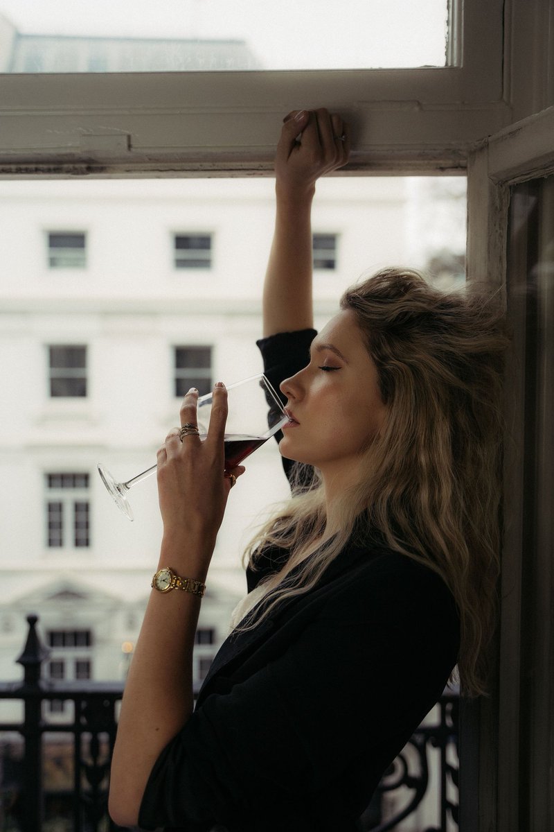 It’s wine o’clock somewhere🍷 With <a href="/_clairebodie/">Claire Bodie</a> ✨! #potraitphotographer #portrait #portraitphotography #winelover
#WineEnthusiastLife #london