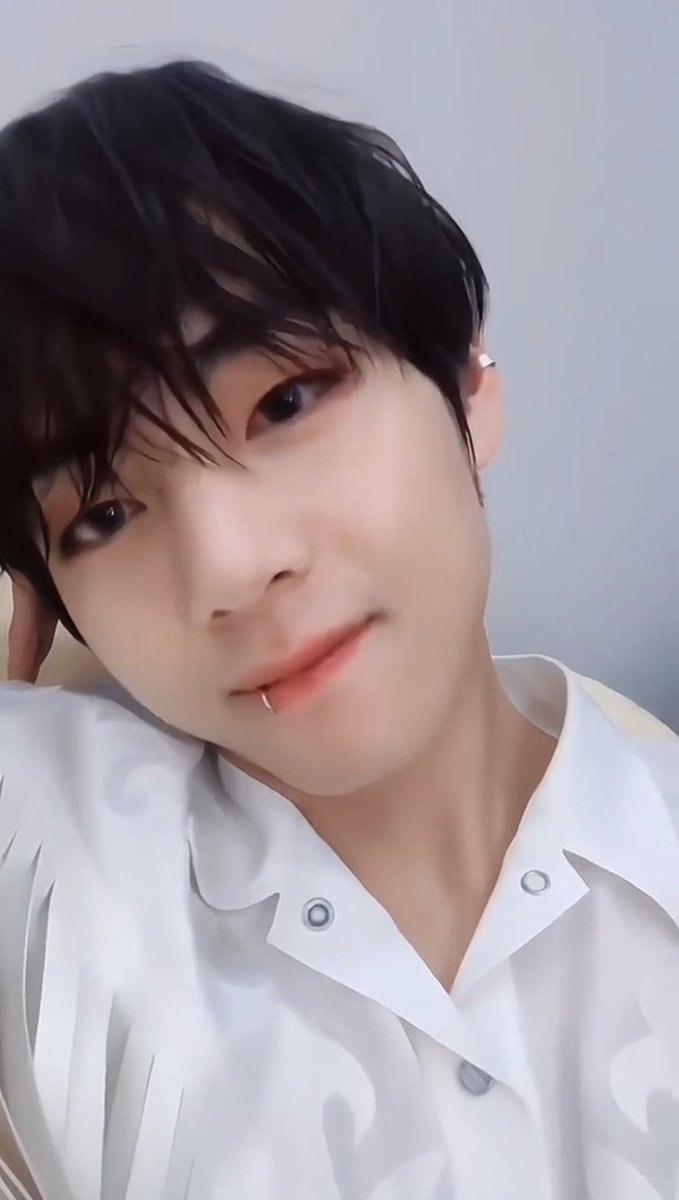 แทฮยองไม่ใช่เด็กแล้ว ถึงจะเป็นศิลปินแต่เค้าก็คือคนๆนึงนั่นแหละ สูบบุหรี่มันเป็นเรื่องธรรมดามาก มี่แบบเรากีใจส้ะอีกเห็นแทในด้านนี้ด้านที่เป็นตัวของตัวเอง รักแทในแบบที่เค้าเป็นหน่ะถูกแล้ว เหล้ามี่ๆจะปกป้องแทยองงี่~!!!! #KIMTAEHYUNG