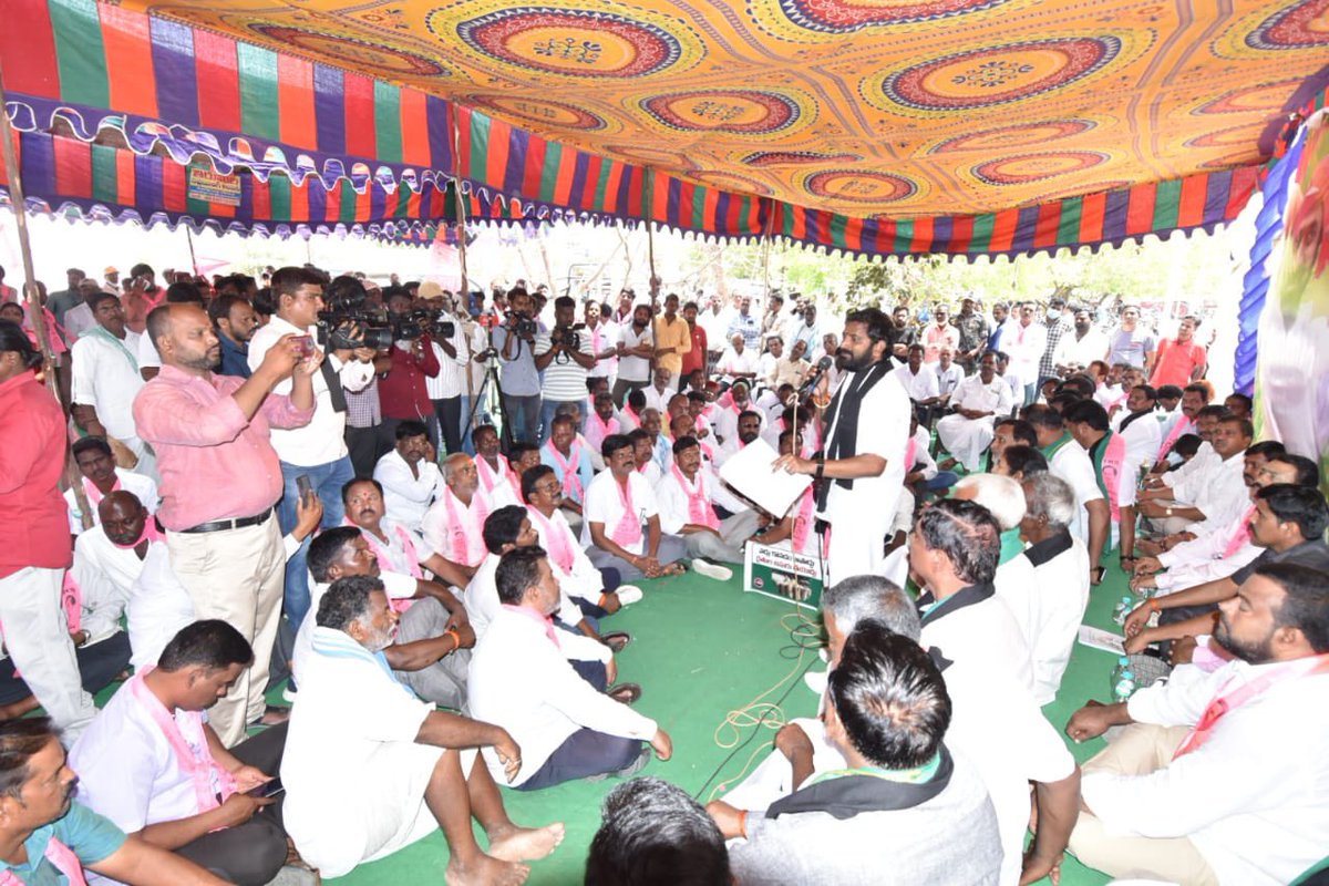 VSrinivasGoud's tweet photo. కేంద్ర ప్రభుత్వం చేపడుతున్న రైతు వ్యతిరేక విధానాల���ు నిరసనగా, తెలంగాణ రైతులు పండించిన వడ్లను కేంద్రం కొనుగోలు చేయాలని మహబూబ్ నగర్ జిల్లా కేంద్రంలోని జిల్లా పరిషత్ మైదానంలో నిర్వహించిన రైతు ధర్నా కార్యక్రమంలో పాల్గొనడం జరిగింది.

#AntiFarmerBJP https://t.co/XSB5IjXtdu