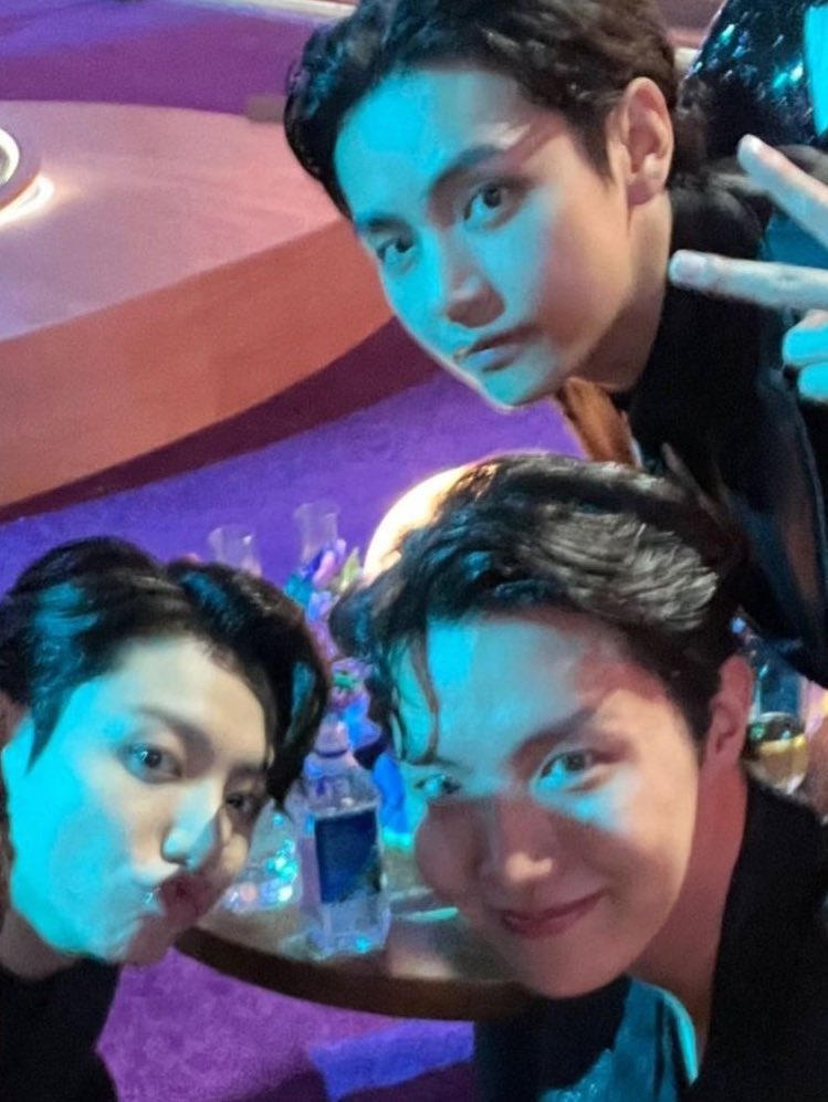 jeonIves's tweet image. VHOPEKOOK SELCA