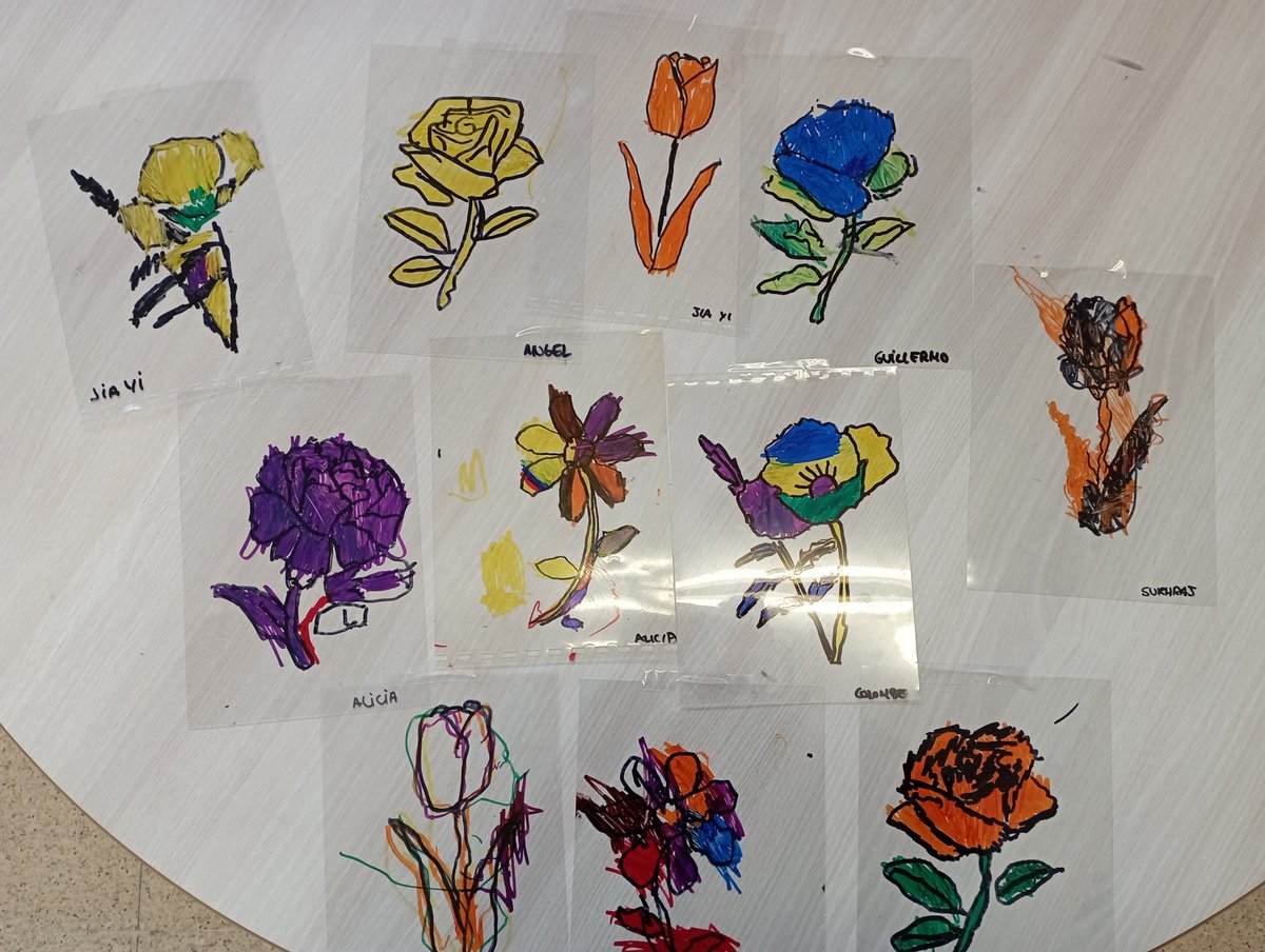 La primavera ha arribat a l’escola!

Hem fet aquestes flors tan boniques per treballar els tipus de flors i decorar les finestres de les classes d’infantil. Primer hem calcat les flors amb permanent negre en un full plàstic i després les hem pintat amb permanents de colors.