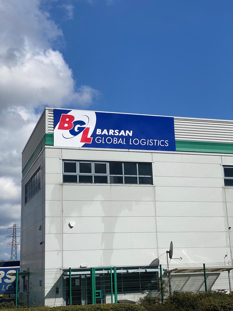 sxcoventry's tweet photo. Huge brand new flat panel signage for Barsan Global Logistics, Coventry. Tricky install but we got it done and it looks amazing! 
#dibond #thisiscoventry #warehousesignage #barsan #prologispark https://t.co/Ddsh6YDpft