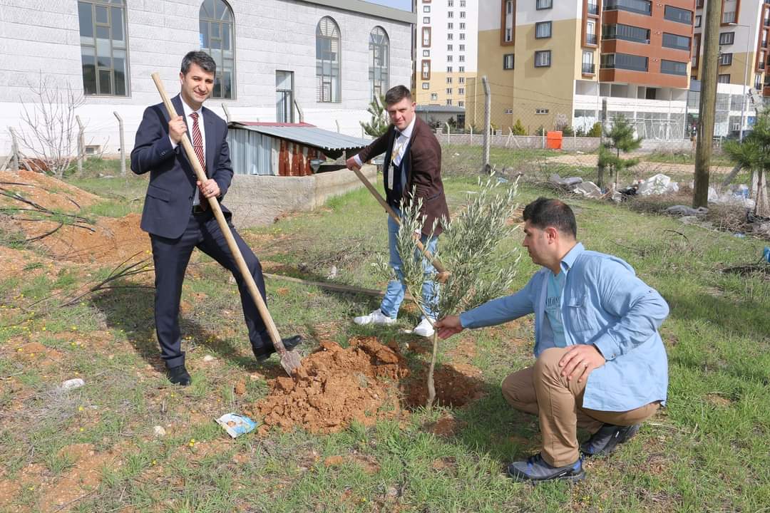 CteKahem's tweet photo. ‘’BİR AĞAÇ DEMEK, BİR HAYAT DEMEK😊’’

Kahramanmaraş Eğitim Merkezimizi ziyaret eden Down Eğitim Kültür Sanat Merkezinde eğitim gören öğrenciler ile birlikte ağaç dikme etkinliği düzenlenmiştir. https://t.co/cXfL4bPkOS