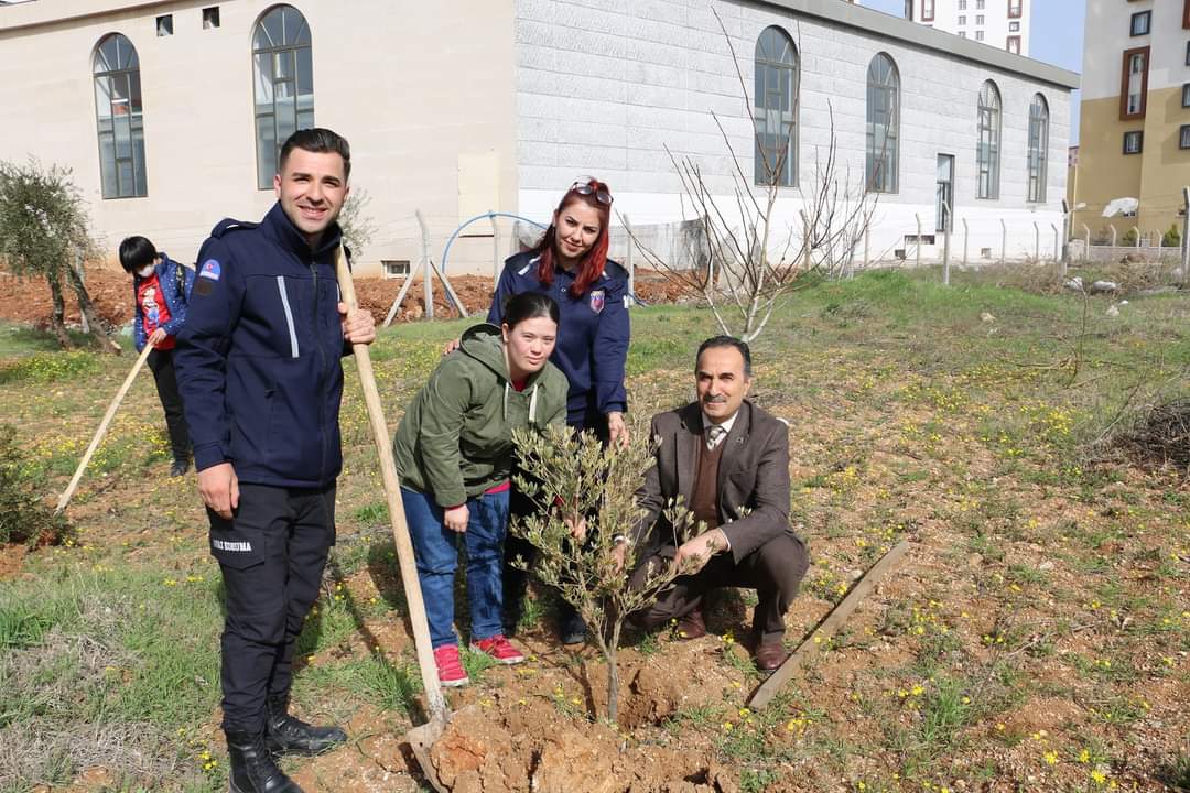 CteKahem's tweet photo. ‘’BİR AĞAÇ DEMEK, BİR HAYAT DEMEK😊’’

Kahramanmaraş Eğitim Merkezimizi ziyaret eden Down Eğitim Kültür Sanat Merkezinde eğitim gören öğrenciler ile birlikte ağaç dikme etkinliği düzenlenmiştir. https://t.co/cXfL4bPkOS