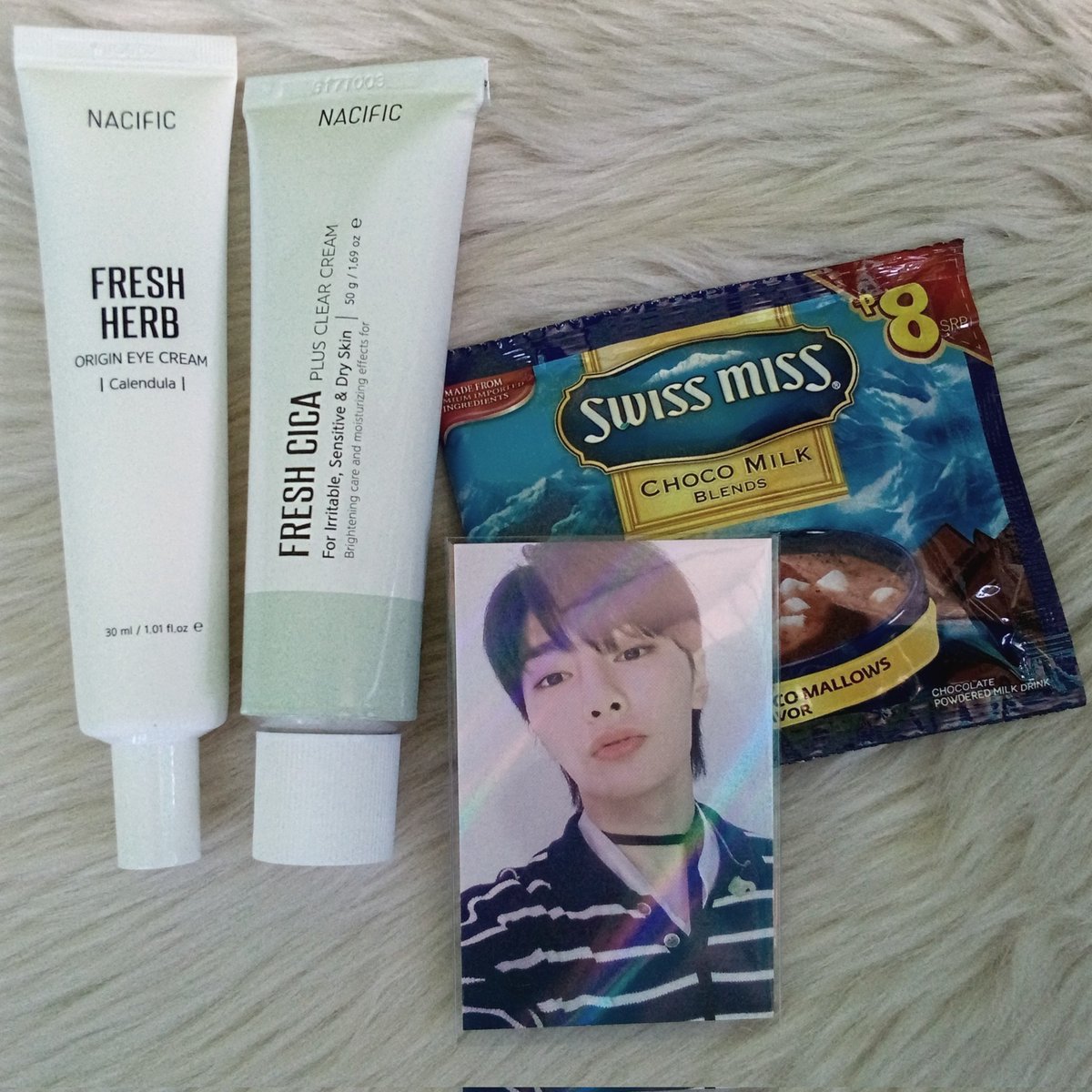 lovingyji's tweet photo. ꒰ 04-04-22 ꒱ mail ! 📦 #forjhecs
        
         hello ate pau! @mins4ku hindi talaga biro yung parang nakareceive aq ng pangkabuhayan kanina HXBSKSHSHSHS they all arrived safe poo wala lang sa pic yung tela and iny😭 thank u so much ate!! lab lots pi! 🫶 

#minsakuPROOFS https://t.co/uQZGDtIWgj