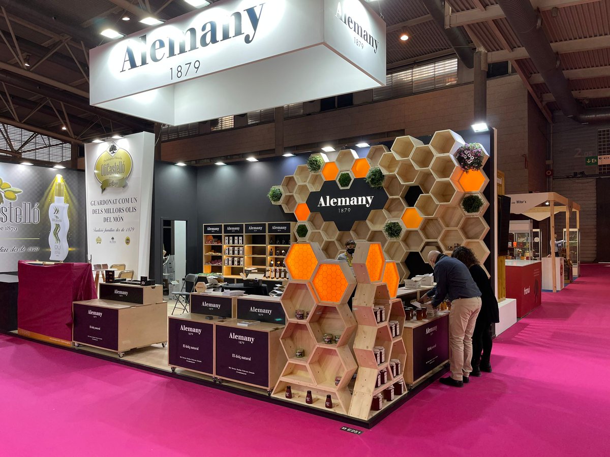alemany1879's tweet photo. 📣 Ja som a @AlimentariaBCN,🔛 compartint estand amb els companys d'#OliCastelló. 

Visita'ns del 4 al 7 d'abril 📅al Pavelló 2, Estand 251, Línia E.

Presentarem el nou projecte “Del rusc a casa”🐝 entre altres novetats.

#UniversAlemany, #ArtCulturaHumanitat 🖤 https://t.co/6z2Dev3UoW