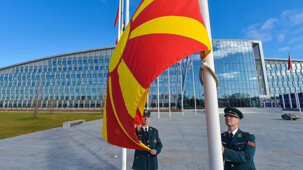 СДСМ ја оствари стратешката цел - членство во НАТО. 🇲🇰Македонското знаме гордо се вее пред седиштето на НАТО алијансата во Брисел, а македонската Армија е рамо до рамо со најсилните армии во светот. #NATOday #NATO #4april #StrongerTogether #МКвоНАТО #WeAreNATO #НиеСмеНАТО