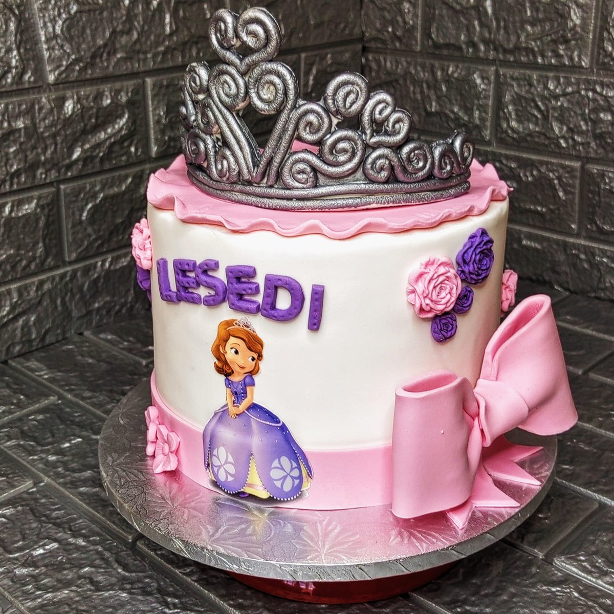lapearlsconfec's tweet photo. Sofia The First Cake I
Delivered@ Soshanguve Pretoria
#sofia #sofiacake #sofiathefirst #sofiathefirstcake #soshanguve #lapearlsconfec #pretoria https://t.co/FK0ovvyIsI