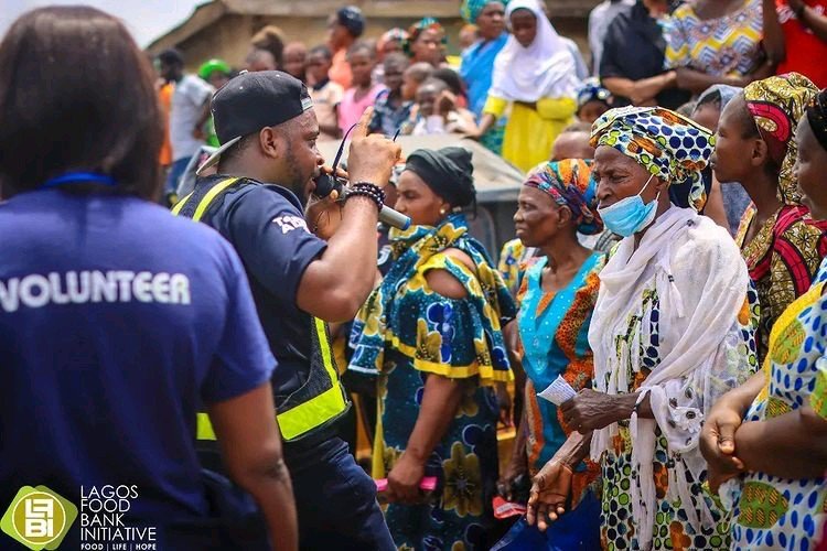 larufocus's tweet image. #sdg2 which focuses on Food security and Improved malnutrition was carried out at Agege yesterday.
The captured Indigents in this community were happy and the volunteers gave their all in delivering a perfect humanitarian services.
#lagosfoodbankinitiative  #unitednation #sdg