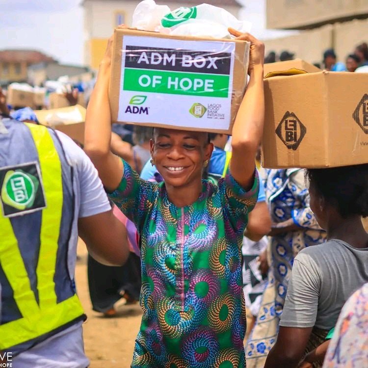 larufocus's tweet image. #sdg2 which focuses on Food security and Improved malnutrition was carried out at Agege yesterday.
The captured Indigents in this community were happy and the volunteers gave their all in delivering a perfect humanitarian services.
#lagosfoodbankinitiative  #unitednation #sdg