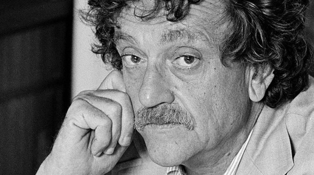 Poesiaitalia's tweet photo. “Sii gentile. Non lasciare che il dolore ti porti a odiare. Non lasciare che l'amarezza rubi la tua dolcezza. Sii orgoglioso del fatto che anche se il resto del mondo potrebbe non essere d'accordo, tu credi ancora che sia un posto bellissimo.”
Kurt Vonnegut https://t.co/nj2MLxmNPk