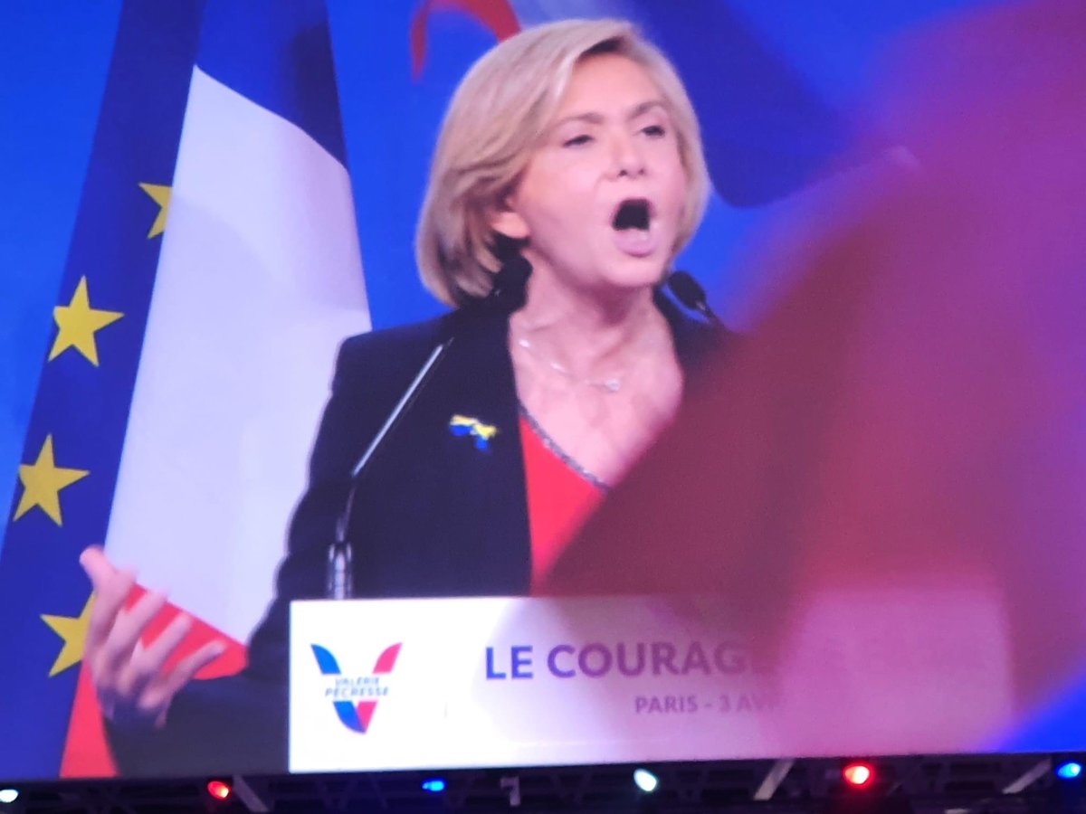Republicains_37's tweet photo. Nous étions hier au meeting de @vpecresse , avec les militants de toute la France ! 

Ferveur, volonté et conviction étaient au rendez-vous pour notre candidate 🇨🇵 #PecressePresidente #Pecresse2022 https://t.co/cfz5dnJVRV