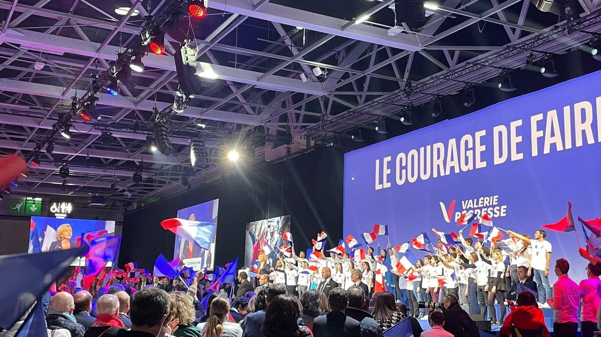 Republicains_37's tweet photo. Nous étions hier au meeting de @vpecresse , avec les militants de toute la France ! 

Ferveur, volonté et conviction étaient au rendez-vous pour notre candidate 🇨🇵 #PecressePresidente #Pecresse2022 https://t.co/cfz5dnJVRV