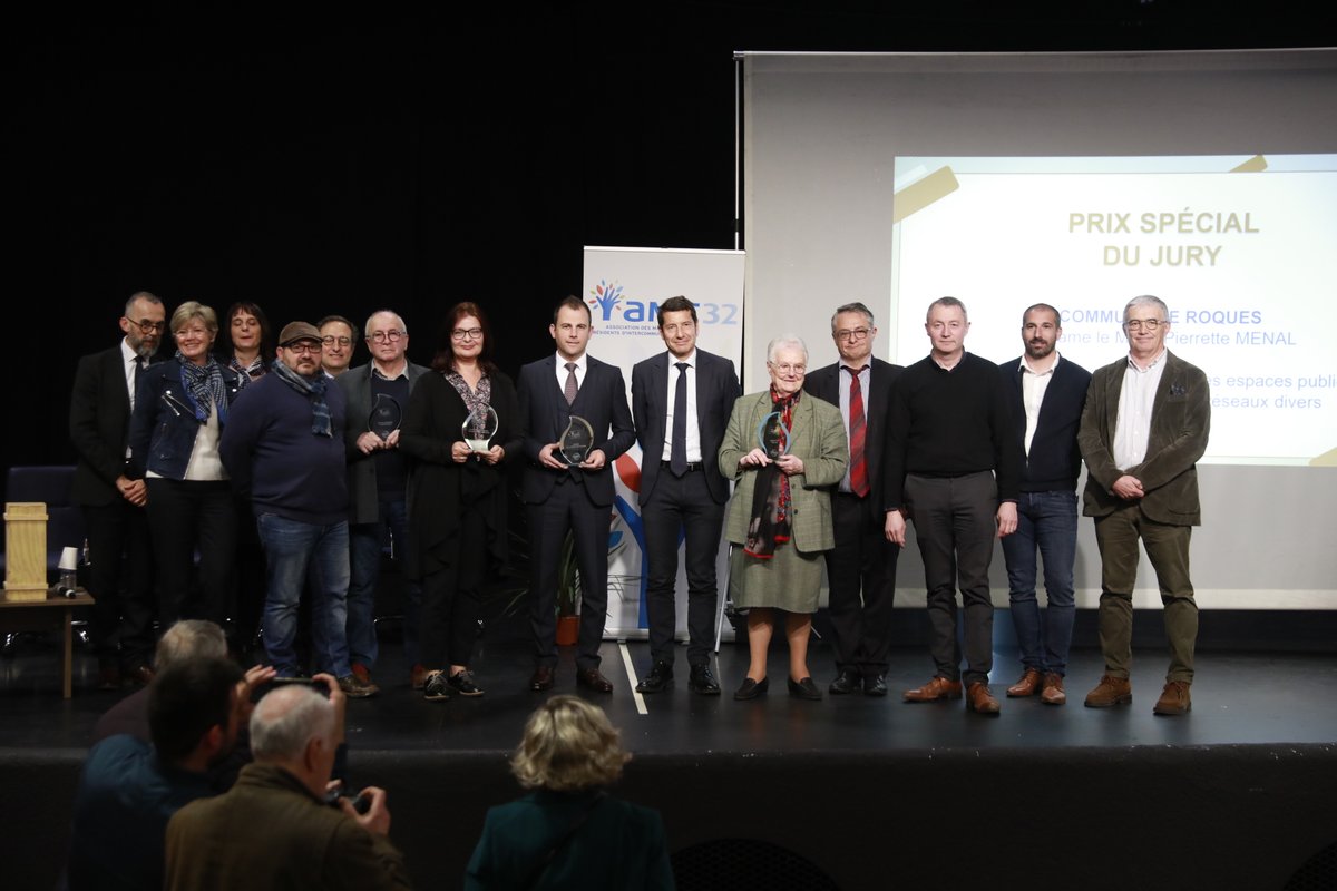 FRTP_MidiPy's tweet photo. Remise des Victoires de l'Investissement Local à l'occasion du Salon des Maires du #Gers et échanges avec David LISNARD, Président de l'@l_amf sur la situation des #TravauxPublics en #Occitanie. Merci à l'#AMF32. ▶️ https://t.co/qWLkAkMJ7k https://t.co/qn56q1jrJ9
