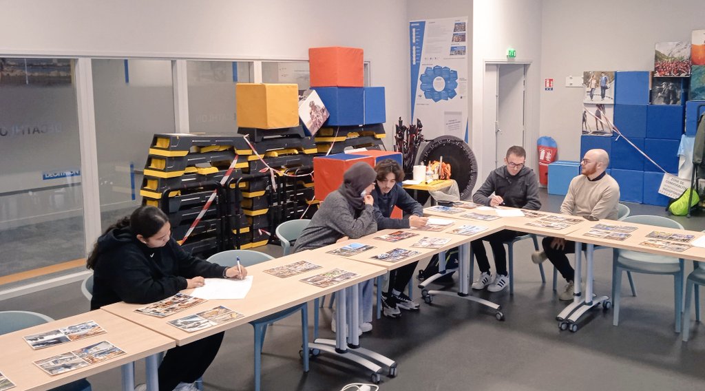 ProxiteHDF's tweet photo. Retour sur notre atelier d'exploration des environnements professionnels organisé pour nos #filleuls ce vendredi 🤓 à la decouverte des métiers et univers pros pour s'orienter plus facilement @AssoProxite #explorama #parrainage #mentorat https://t.co/RjBzubhxwB