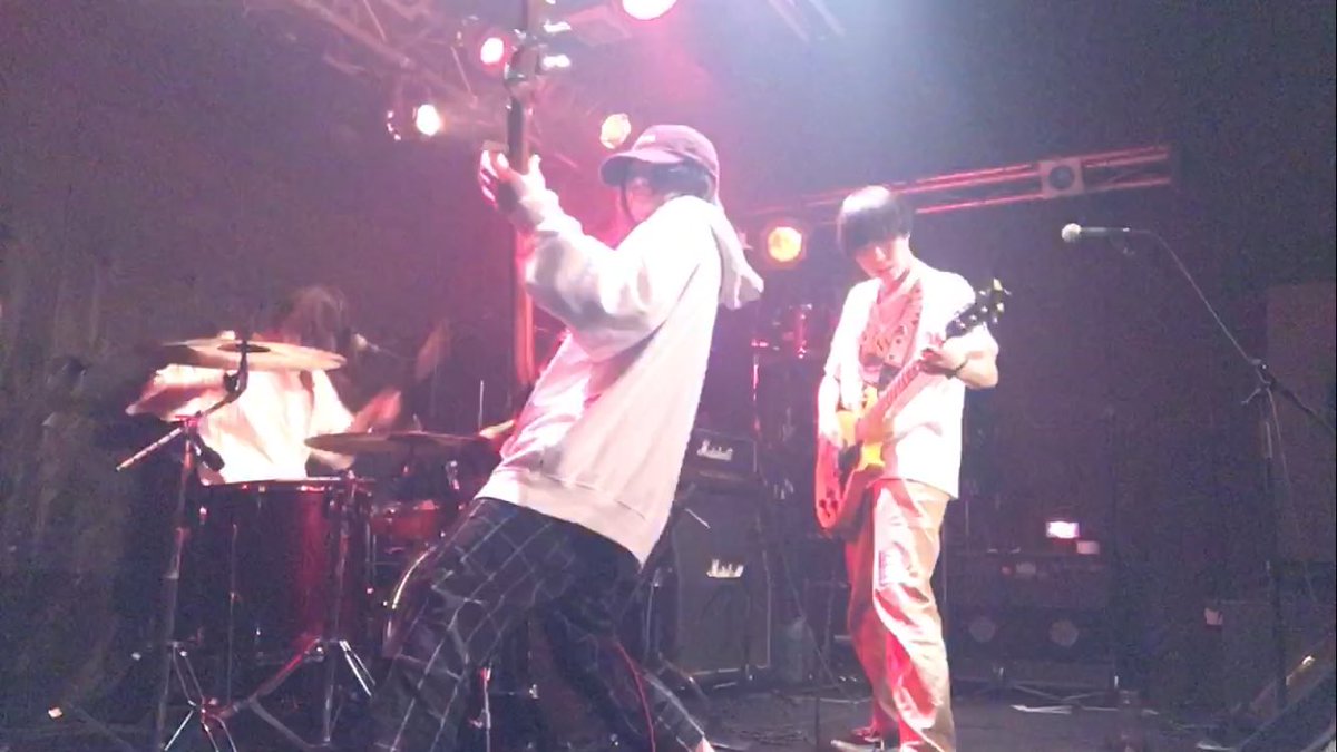 Versofficial3's tweet photo. 今まで本当にありがとうございました😊
解散までとても早くて驚いてます。
これからは一人一人前を向いて自分の道を歩んで参りますので、皆さんもやりたい事やり尽くしてやればできるを信じて前向いて頑張ってください！
ありがとうございました！

（今ツイートかよって感じですけどね、、） https://t.co/8zaHzcqxQD