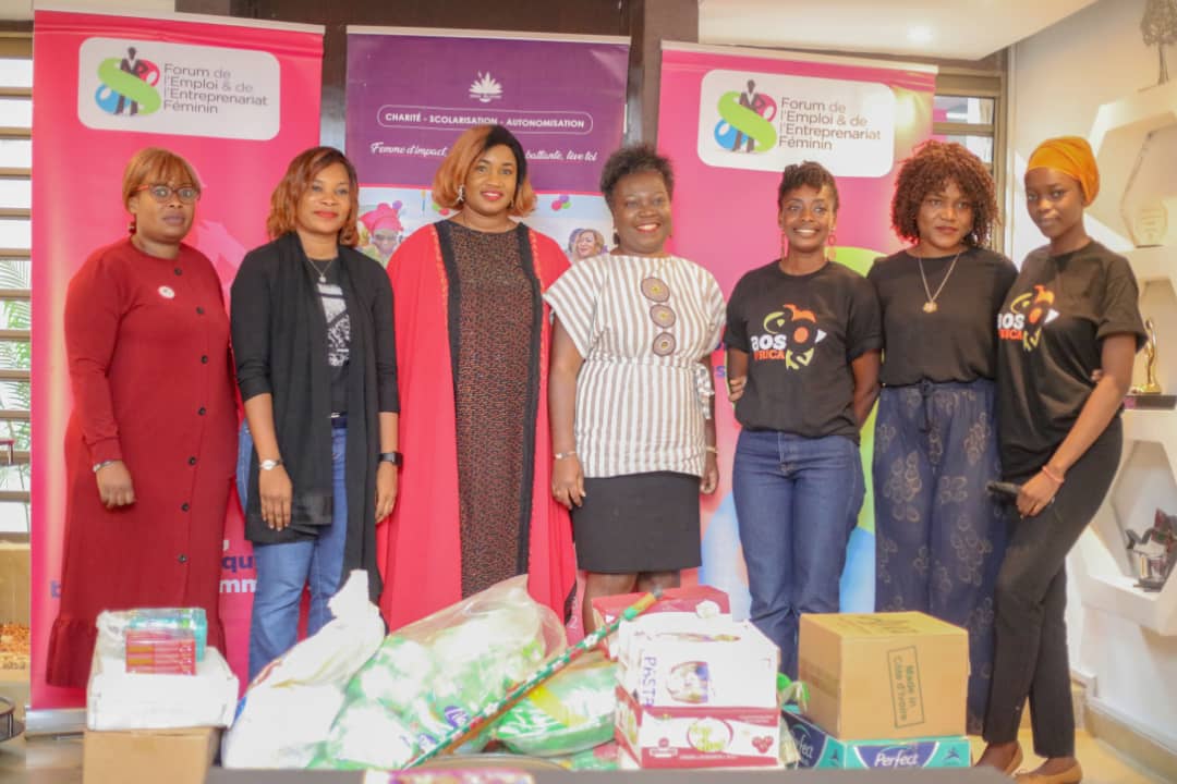 d_lidegoue's tweet photo. Gratitude à Mme @sandrineroland, initiatrice et Commissaire Générale du Forum de l’emploi et de l’entrepreneuriat féminin (#Feef2022).
Elle est passé visiter les locaux de l’@OngBloom, les mains chargés de présents.
Merci chère aînée de nous honorer. https://t.co/J3bCRhIjCV