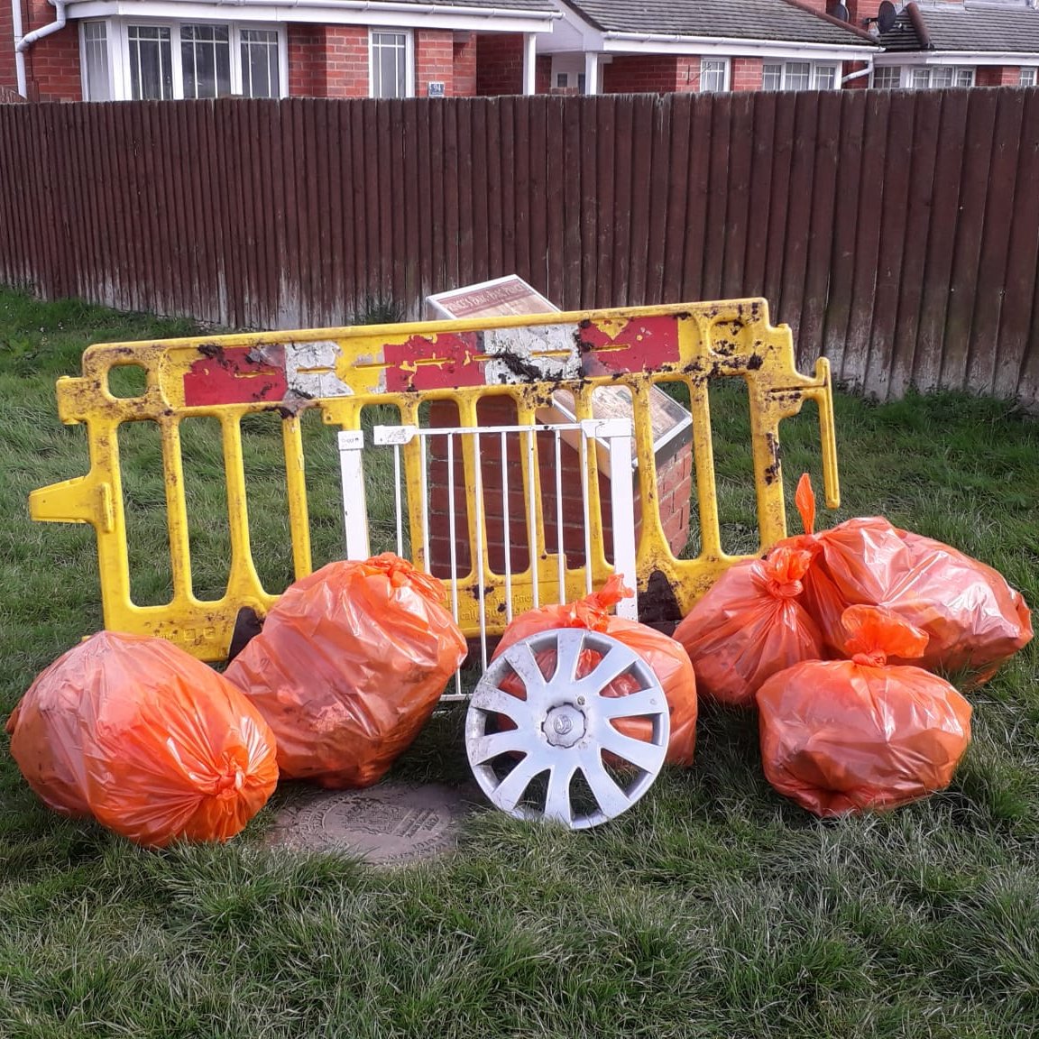 GwkNorthWales's tweet photo. The @ourbackyardcq Quay team & volunteers collected bags & bags of rubbish from Central Park and the surrounding area last week as part of Quay Clean.
Great work team π
#LitterPick #QuayClean #KeepWalesTidy https://t.co/pLZola9Xsg