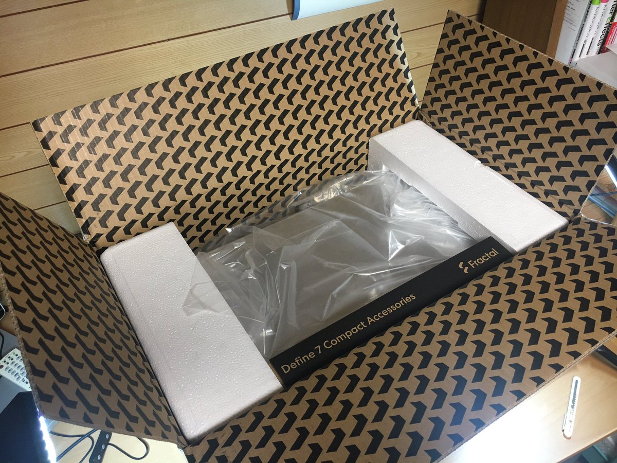 wake2712's tweet photo. 電源ケーブルはまだ悩むとして、ケースに入れてみよう。見た目とメンテ性でチョイス。発熱が心配だから天板はこっちだと思う。
#fractaldesign #define7 #自作PC #pcケース https://t.co/UsNm6LjP8q