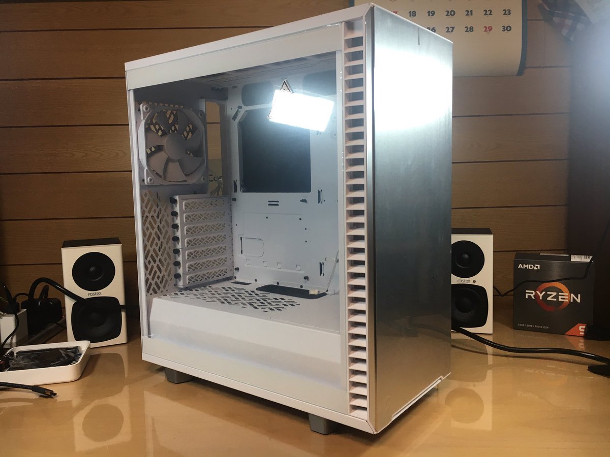 wake2712's tweet photo. 電源ケーブルはまだ悩むとして、ケースに入れてみよう。見た目とメンテ性でチョイス。発熱が心配だから天板はこっちだと思う。
#fractaldesign #define7 #自作PC #pcケース https://t.co/UsNm6LjP8q