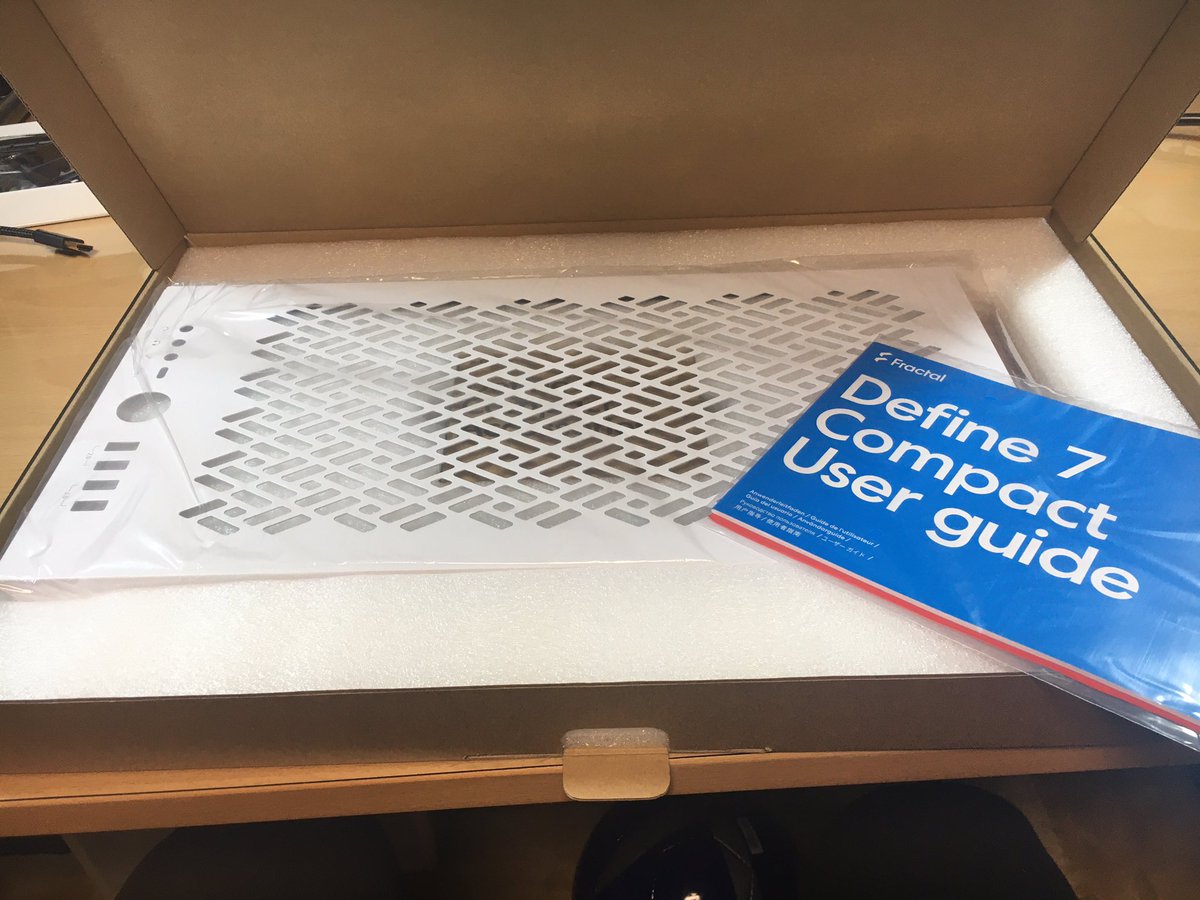 wake2712's tweet photo. 電源ケーブルはまだ悩むとして、ケースに入れてみよう。見た目とメンテ性でチョイス。発熱が心配だから天板はこっちだと思う。
#fractaldesign #define7 #自作PC #pcケース https://t.co/UsNm6LjP8q
