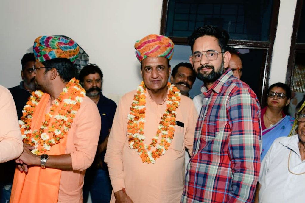 SaraswatMonu's tweet photo. BJYM राष्ट्रीय उपाध्यक्ष @The_NehaJoshi , प्रदेशाध्यक्ष @HimanshuSBJYM , जिलाध्यक्ष @AtmaramTarar रात्रि भोज के लिए पधारे । 
जय श्री राम🙏 https://t.co/V2Bav2oT3W https://t.co/EEHqTLidul