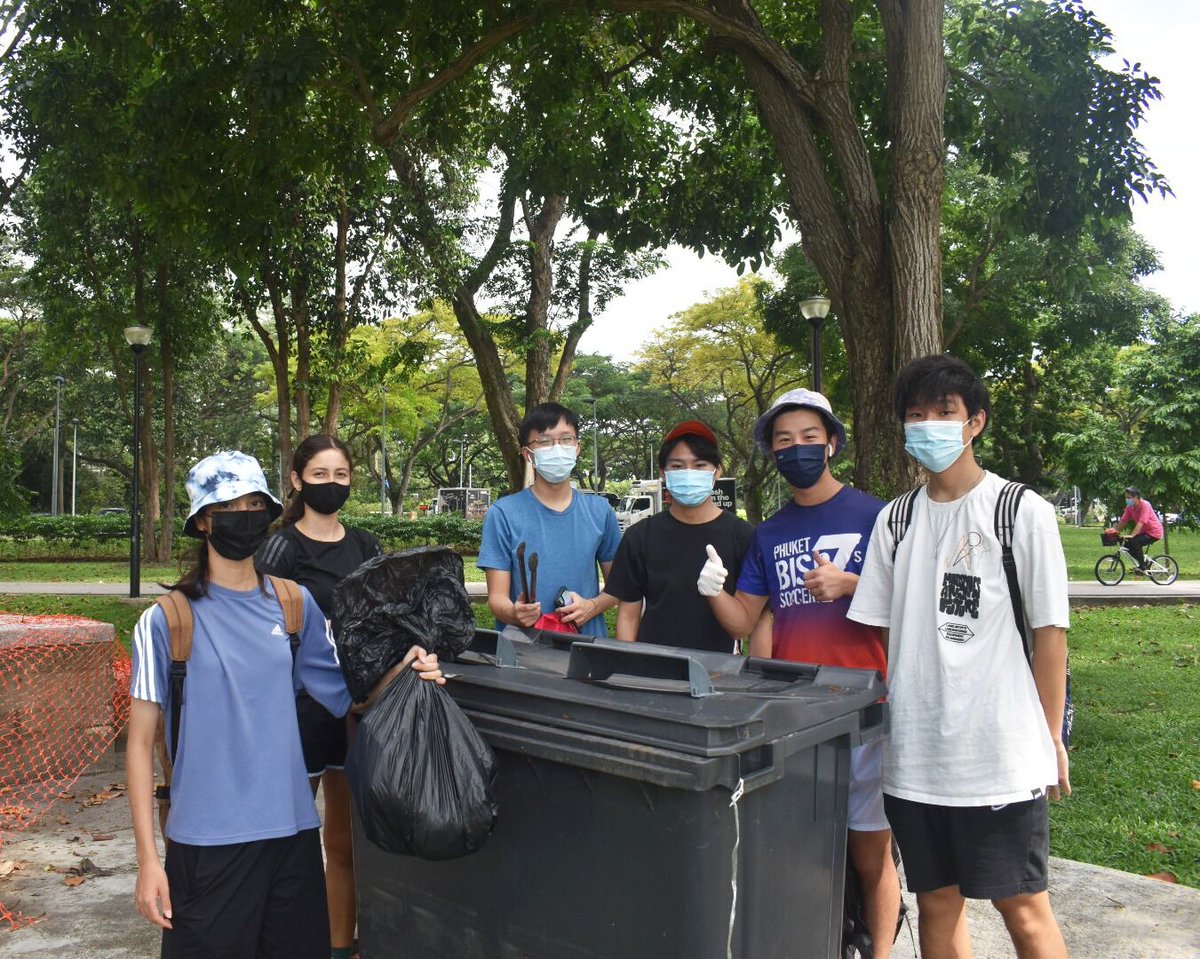 DCSG_Dulwich's tweet photo. Eight Year 12 students braved the sun and the rain to take part in a beach clean-up as part of the #Shackleton Project for the CAS programme in the IB diploma. The aim is to make a difference in a community through care for the environment.
#LiveWorldwiseInAction https://t.co/4npJoM6im4