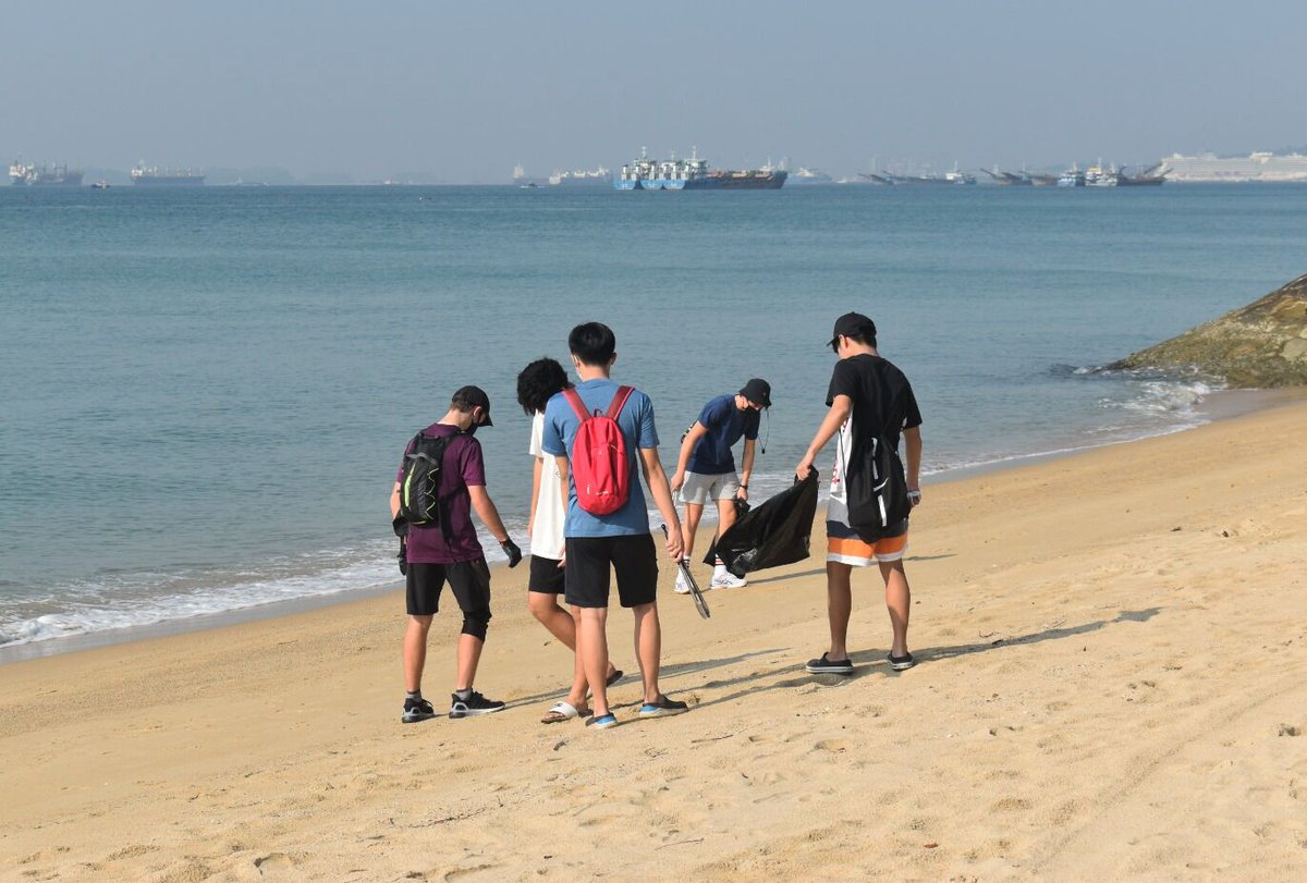 DCSG_Dulwich's tweet photo. Eight Year 12 students braved the sun and the rain to take part in a beach clean-up as part of the #Shackleton Project for the CAS programme in the IB diploma. The aim is to make a difference in a community through care for the environment.
#LiveWorldwiseInAction https://t.co/4npJoM6im4