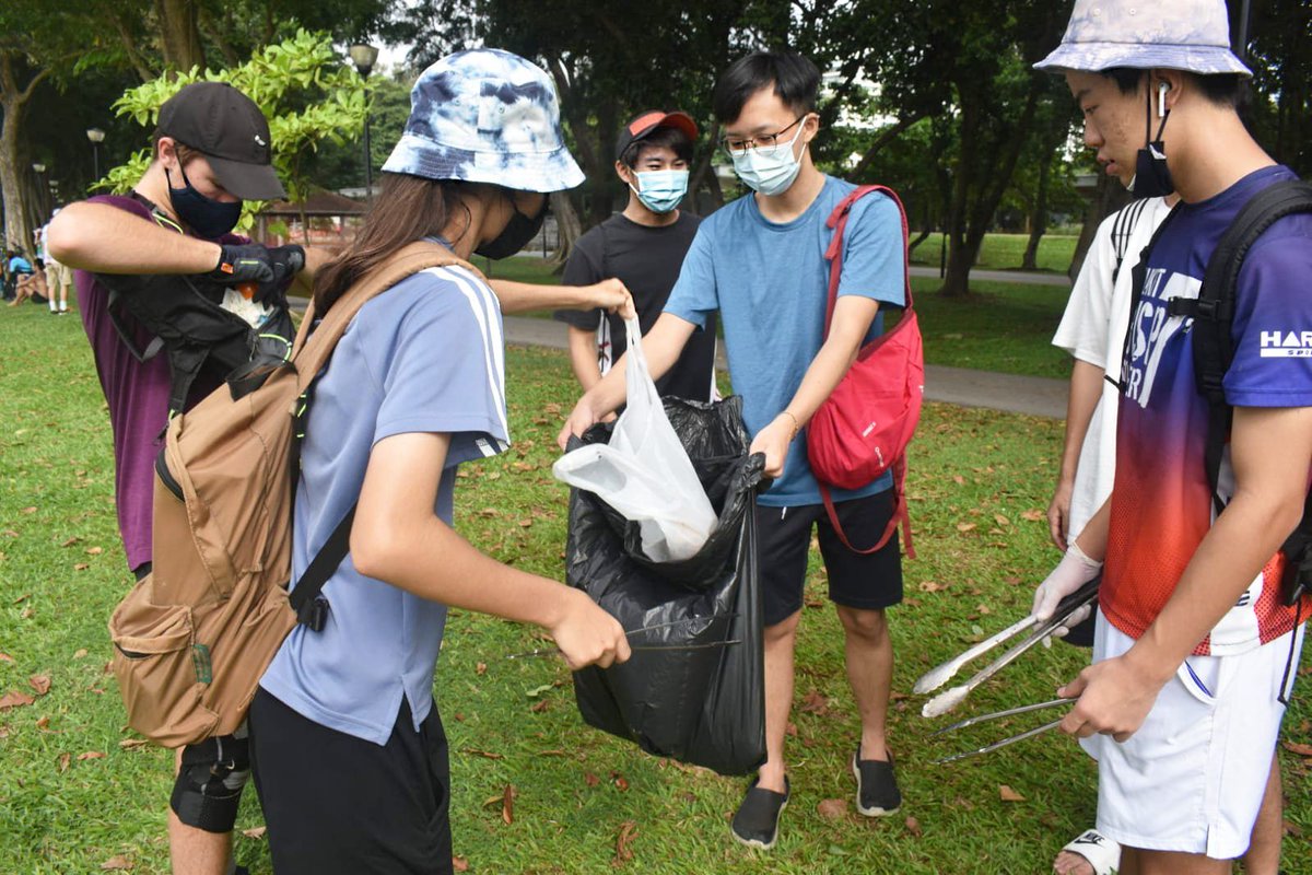 DCSG_Dulwich's tweet photo. Eight Year 12 students braved the sun and the rain to take part in a beach clean-up as part of the #Shackleton Project for the CAS programme in the IB diploma. The aim is to make a difference in a community through care for the environment.
#LiveWorldwiseInAction https://t.co/4npJoM6im4