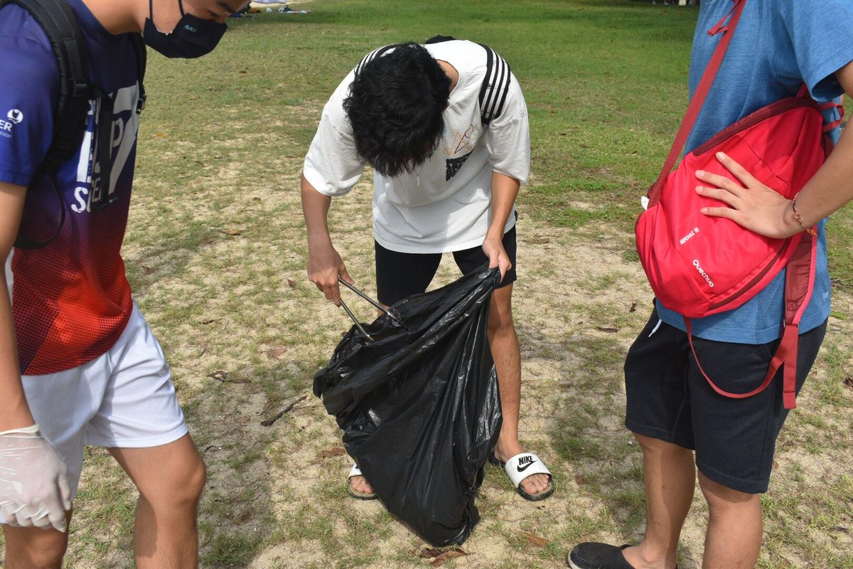 DCSG_Dulwich's tweet photo. Eight Year 12 students braved the sun and the rain to take part in a beach clean-up as part of the #Shackleton Project for the CAS programme in the IB diploma. The aim is to make a difference in a community through care for the environment.
#LiveWorldwiseInAction https://t.co/4npJoM6im4