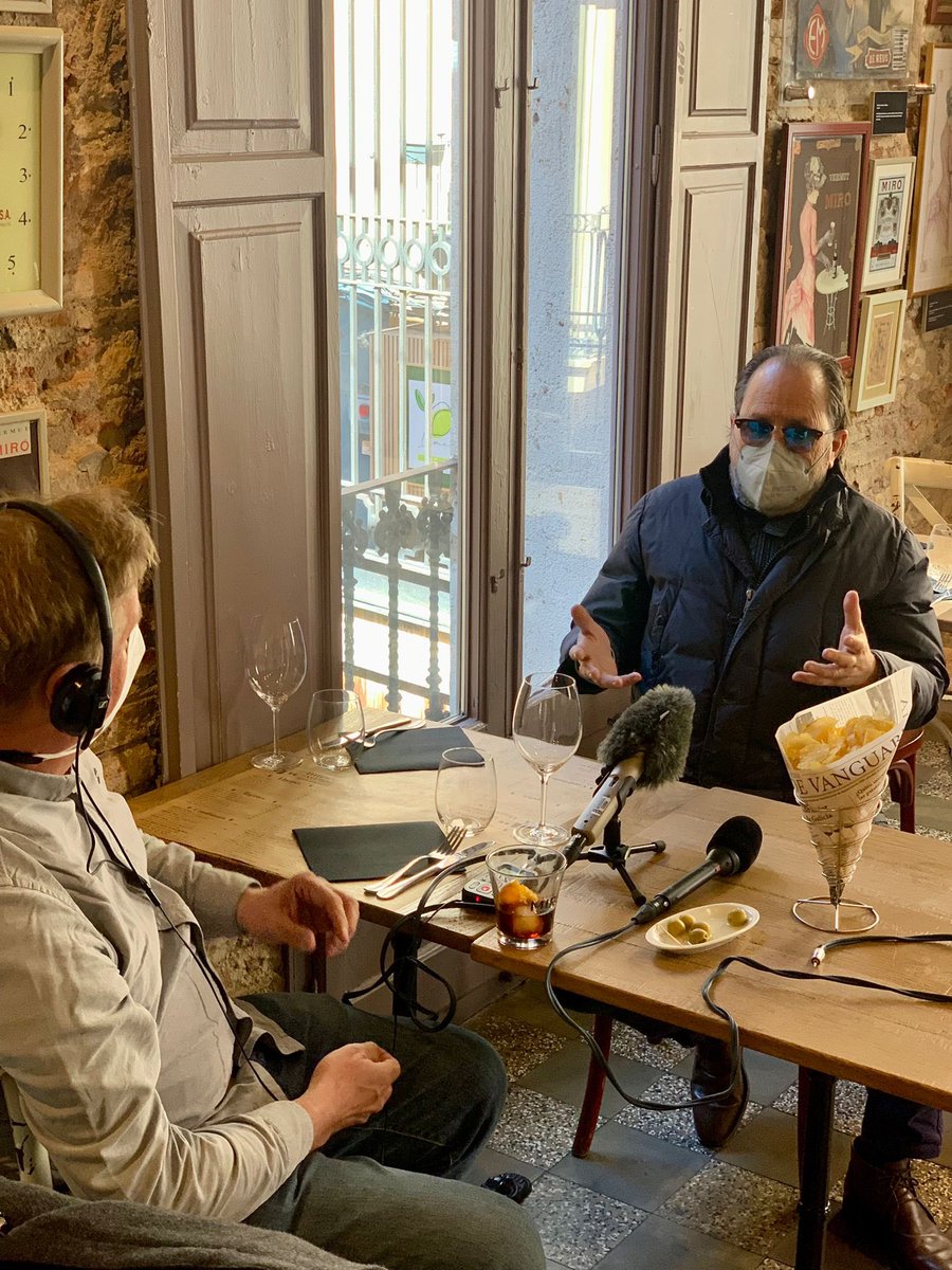 ReusPromocio's tweet photo. Visita de premsa a Reus d’Edgard Schültz, de la Radio Nacional Austriaca, seguint les empremtes de #Gaudí a la seva ciutat natal. La Ruta Gaudí&amp;Reus, el #Modernisme i el #vermut són els protagonistes del seu reportatge. #GaudíReus https://t.co/0PEuZSzMzJ