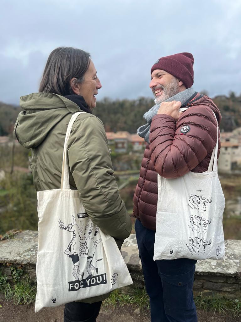 BestiesdeFoc's tweet photo. Us agraden les nostres bosses? Ideals per fer servir a qualsevol moment i lloc!
Estigueu atentes perquè ben aviat us informarem d'on i quan les podeu comprar.
Podreu portar els nostres dracs allà on aneu!
#bestiari #besties #culturapopular https://t.co/ciKEyr8uyP