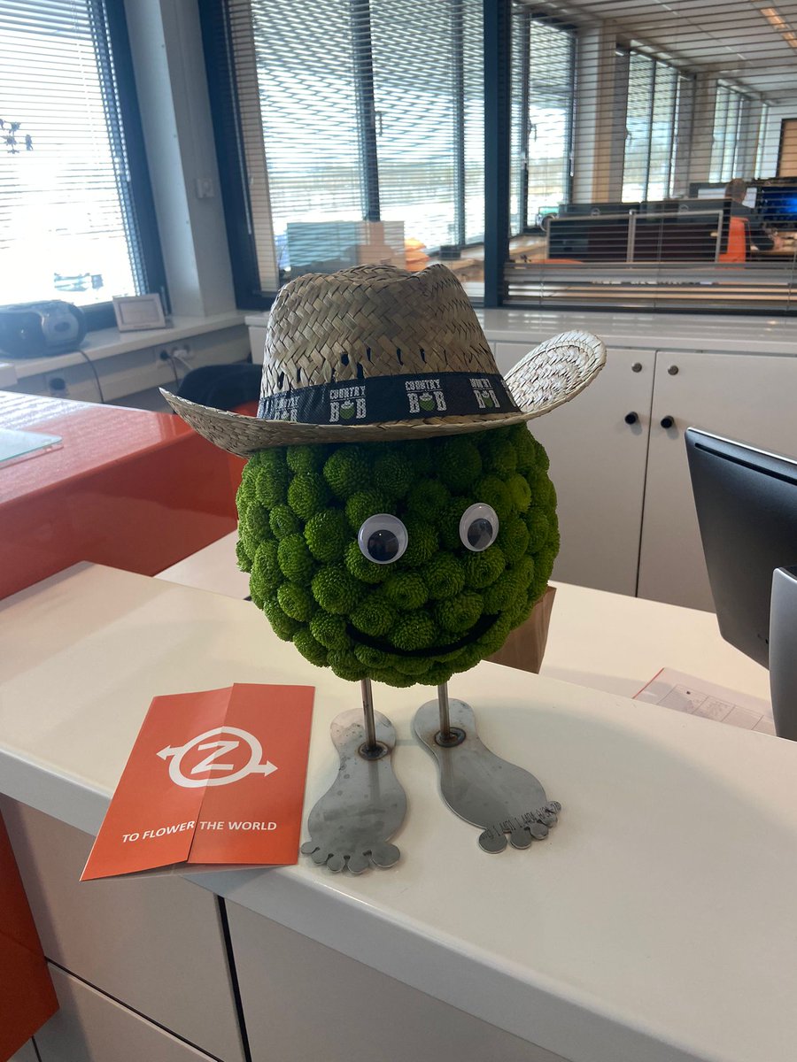 WANTED 🤠 

Country Bob reist al 12.5 jaar de wereld rond en steelt de harten van vele bloemisten en specialisten. De komende weken is Country Bob te vinden op- en rondom @royalfloraholland.
Weet jij Bob te spotten? Deel je foto door ons te taggen én @dummenorangecutflowers.