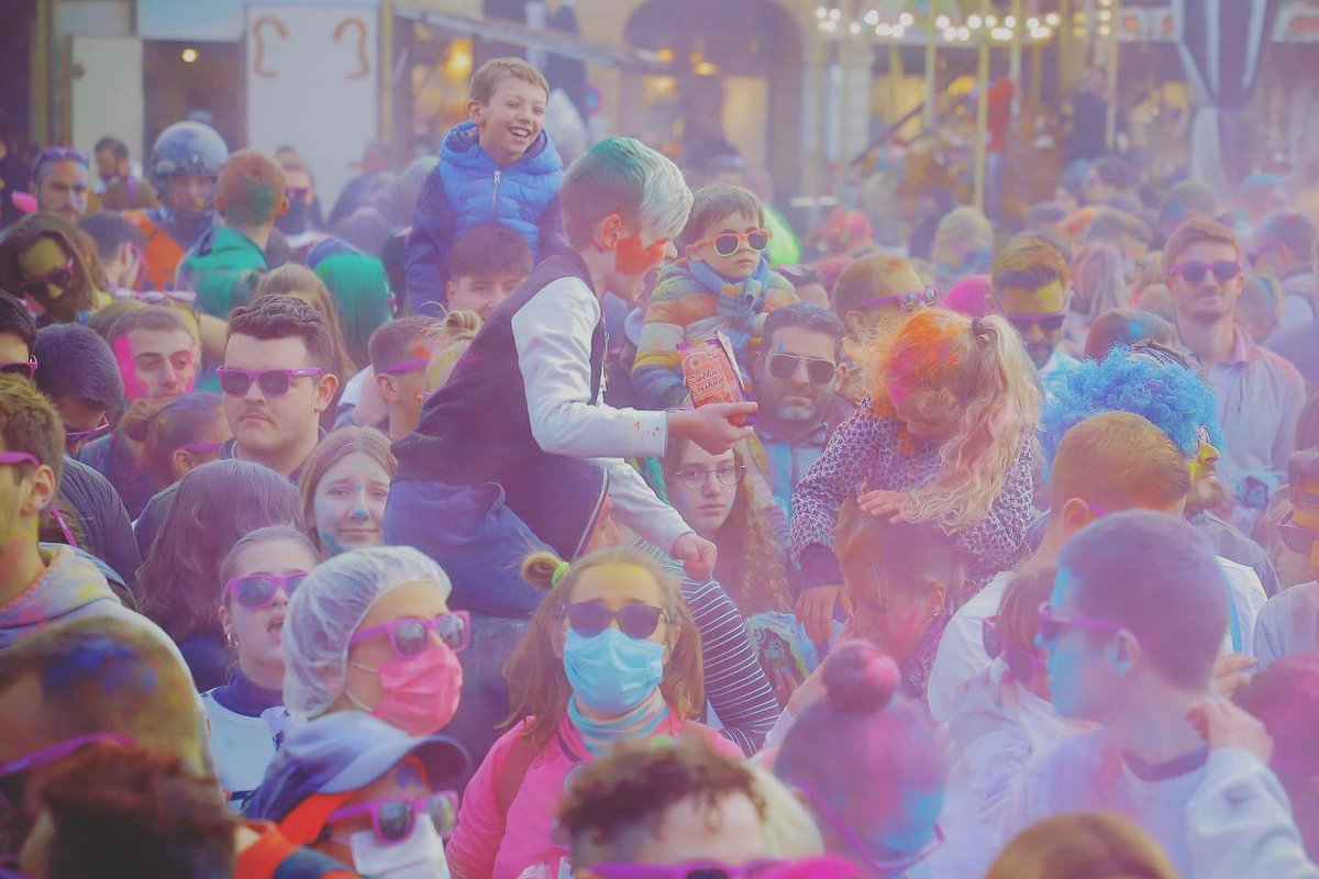 VilledeCMz's tweet photo. 🌈 Bravo et merci à tous pour cette magnifique #Gacolor qui a coloré les carolos ❤️🧡💛💚💙 #printempsdesetudiants #placeducale #charlevillemezieres #ilovecmz https://t.co/ImzCIV2cDK