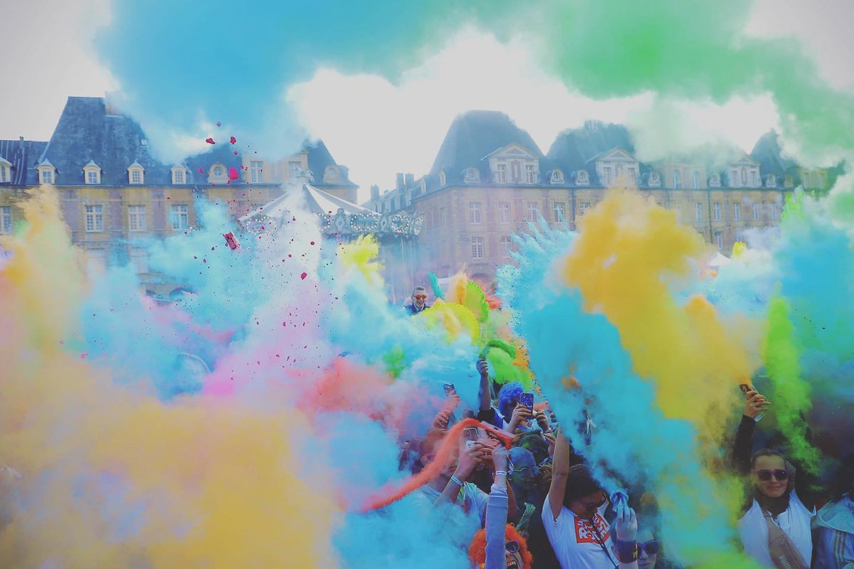 VilledeCMz's tweet photo. 🌈 Bravo et merci à tous pour cette magnifique #Gacolor qui a coloré les carolos ❤️🧡💛💚💙 #printempsdesetudiants #placeducale #charlevillemezieres #ilovecmz https://t.co/ImzCIV2cDK