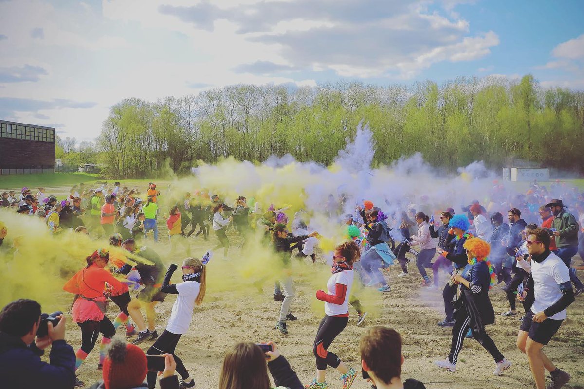 VilledeCMz's tweet photo. 🌈 Bravo et merci à tous pour cette magnifique #Gacolor qui a coloré les carolos ❤️🧡💛💚💙 #printempsdesetudiants #placeducale #charlevillemezieres #ilovecmz https://t.co/ImzCIV2cDK