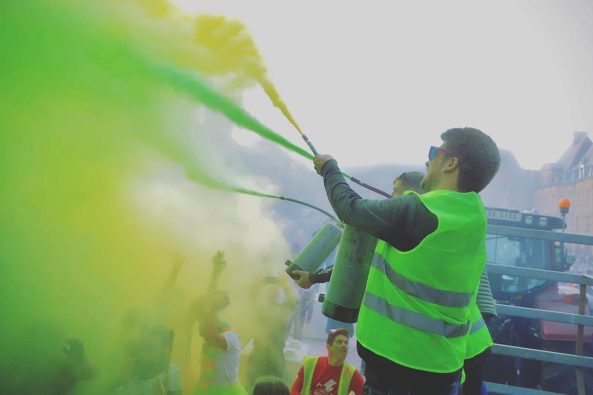 VilledeCMz's tweet photo. 🌈 Bravo et merci à tous pour cette magnifique #Gacolor qui a coloré les carolos ❤️🧡💛💚💙 #printempsdesetudiants #placeducale #charlevillemezieres #ilovecmz https://t.co/ImzCIV2cDK