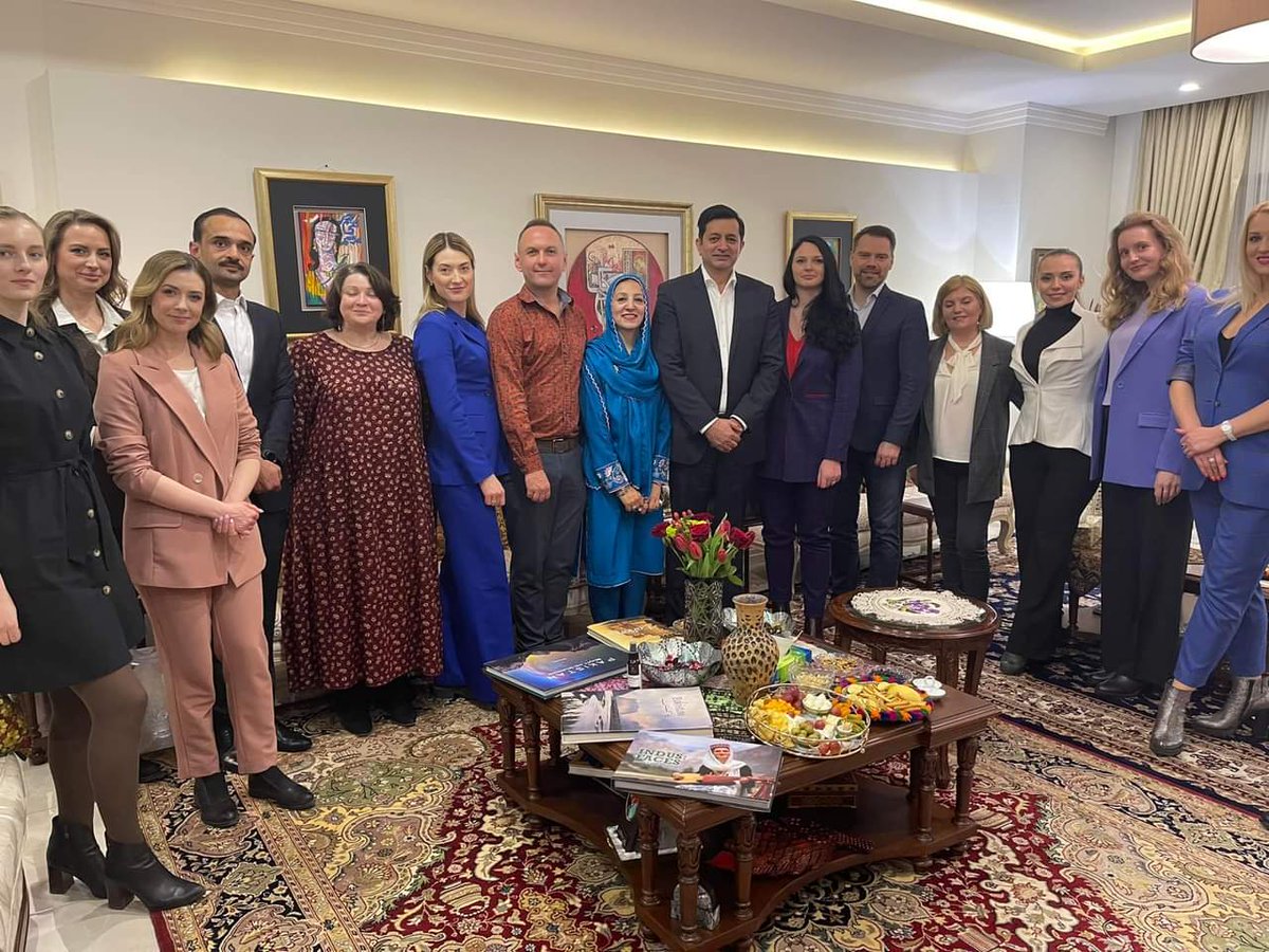 PakinBelarus's tweet photo. Amb. hosted a dinner in honour of the media personalities representing several Belarusian TV and Radio and held friendly discussions on topics of mutual interests incl media development and trends in π΅π° and commonalities of π΅π° and π§πΎ cultures.
#pakinbelarus #pakistaninbelarus https://t.co/LZi4VH9qwN