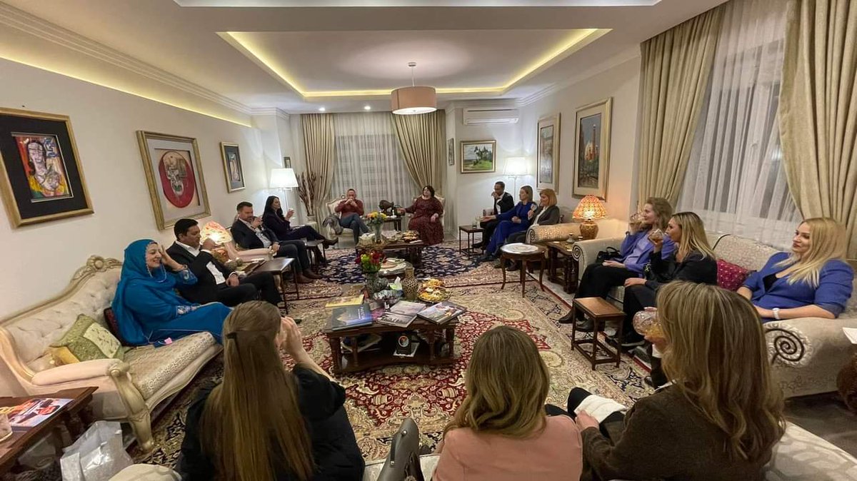 PakinBelarus's tweet photo. Amb. hosted a dinner in honour of the media personalities representing several Belarusian TV and Radio and held friendly discussions on topics of mutual interests incl media development and trends in π΅π° and commonalities of π΅π° and π§πΎ cultures.
#pakinbelarus #pakistaninbelarus https://t.co/LZi4VH9qwN