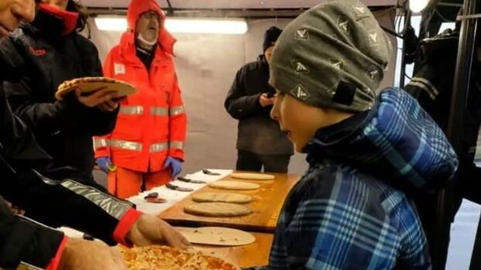 nuovaferrara's tweet photo. Bompani, forni per scaldare pizze ai profughi. L’azienda di Ostellato ne spedisce 10 a Przemysl. È poi stata ristrutturata la casa del custode così da poter ospitare una famiglia
#bompani #Ferrara #ostellato #guerra #ucraina
https://t.co/JI7VW9D9di https://t.co/TI8nV9rx7K