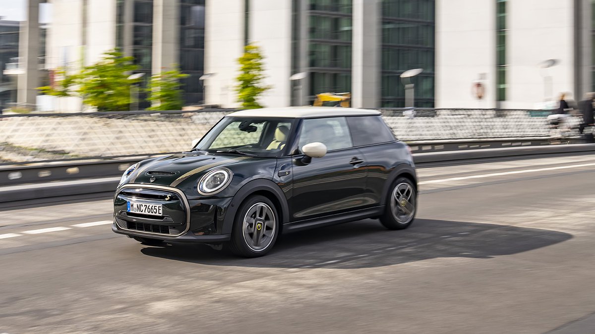 MINI's tweet photo. Spotted: the MINI Electric Resolute Edition in Berlin. 👀

Berlin is known for its striking contrasts, and with its energetic yet stress-free driving, the MINI Electric is the perfect match.

Read more: https://t.co/RZCbFiD5Qn

#MINITravel #MINIEditions #MINIResoluteEdition #MINI https://t.co/pmInUksQ8u