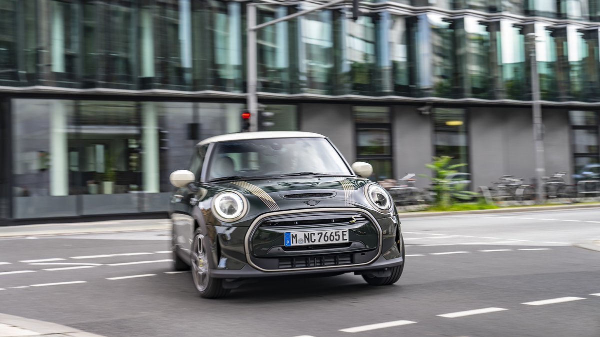 MINI's tweet photo. Spotted: the MINI Electric Resolute Edition in Berlin. 👀

Berlin is known for its striking contrasts, and with its energetic yet stress-free driving, the MINI Electric is the perfect match.

Read more: https://t.co/RZCbFiD5Qn

#MINITravel #MINIEditions #MINIResoluteEdition #MINI https://t.co/pmInUksQ8u