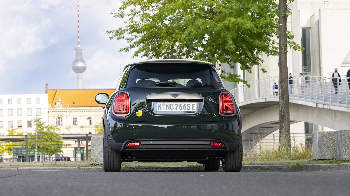 MINI's tweet photo. Spotted: the MINI Electric Resolute Edition in Berlin. 👀

Berlin is known for its striking contrasts, and with its energetic yet stress-free driving, the MINI Electric is the perfect match.

Read more: https://t.co/RZCbFiD5Qn

#MINITravel #MINIEditions #MINIResoluteEdition #MINI https://t.co/pmInUksQ8u