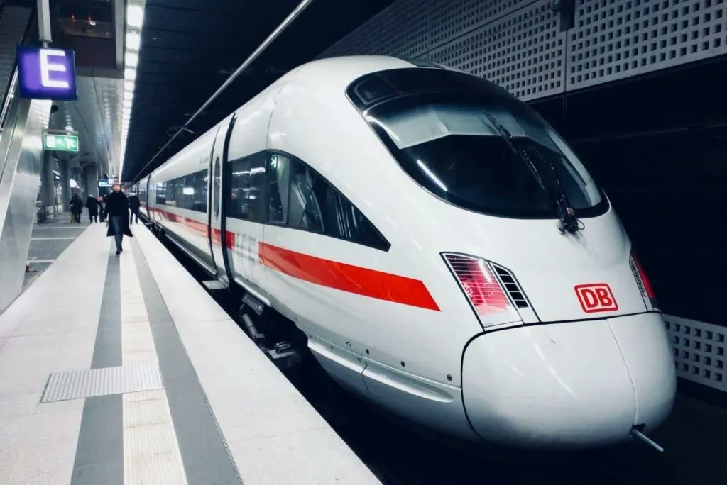 Of all the activities that contribute to our personal #carbon #footprints, frequent short-haul flights are one of the four most impactful. 

This begs the question, why do we not travel to Europe by train?  buff.ly/3NGsn3k

#sustainable #responsible #travel