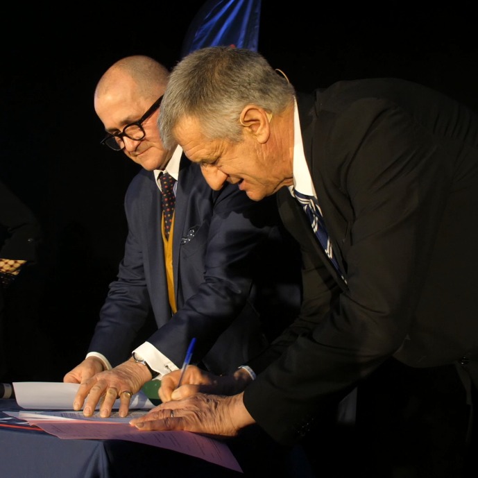 articletrois's tweet image. 3 avril 2022 : date #histoRIC où un candidat a rendu son mandat #imperatif.
Espérons que ça serve d’exemple !

@jeanlassalle a signé un acte notarié d’engagement sur ses biens propres, le contraignant à tenir parole sur l'instauration du #RICconstituant.

#Présidentielle2022 #RIC